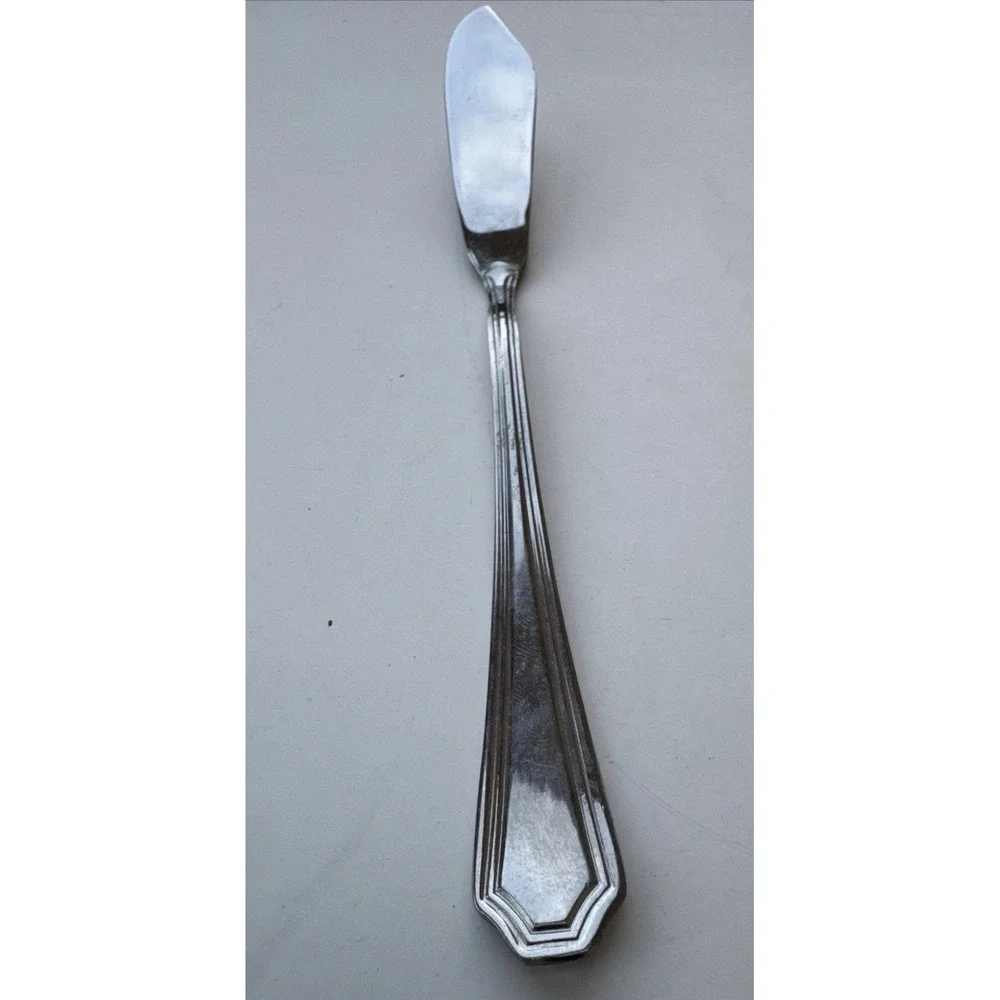 Wallace Arlington  Butter Knife 18/10 Stainless Flatware Outlined Edge Glossy